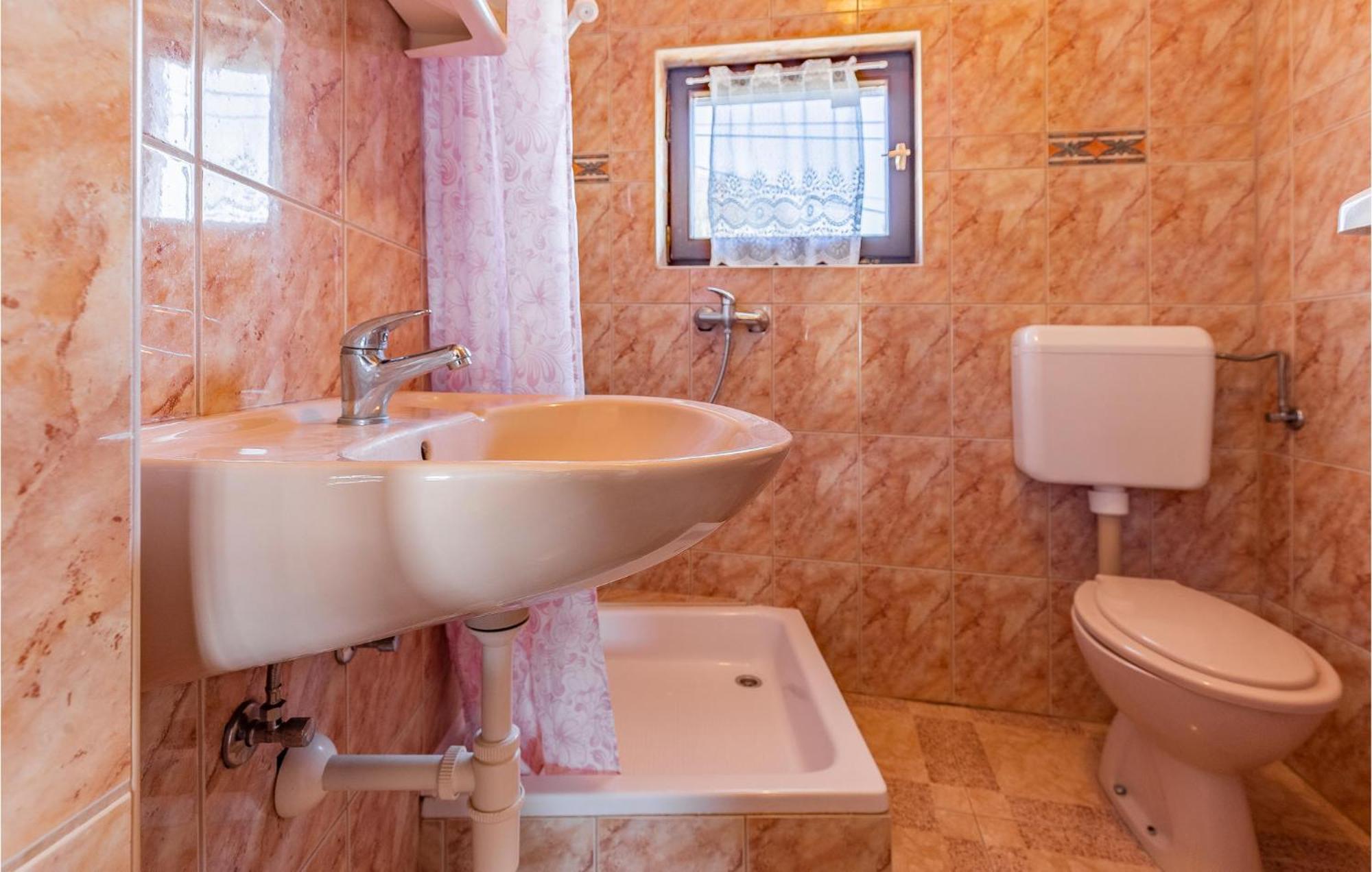 1 Bedroom Awesome Apartment In Liznjan Luaran gambar