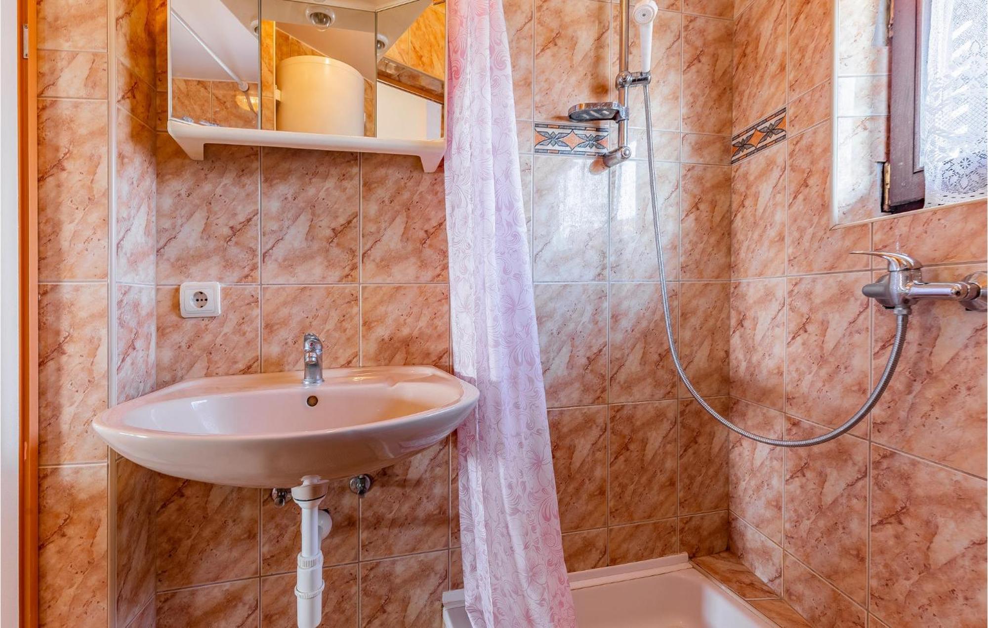 1 Bedroom Awesome Apartment In Liznjan Luaran gambar