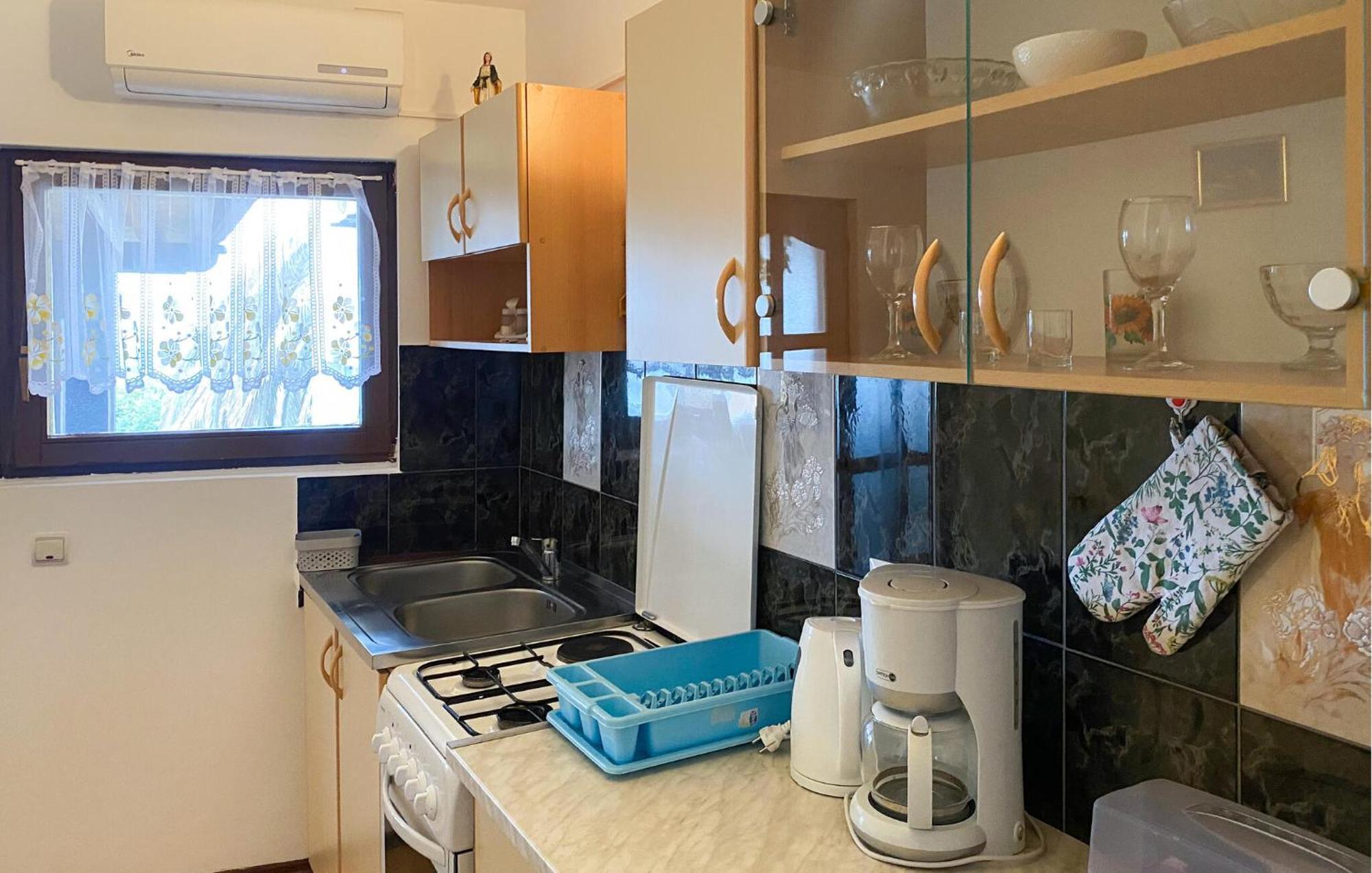 1 Bedroom Awesome Apartment In Liznjan Luaran gambar