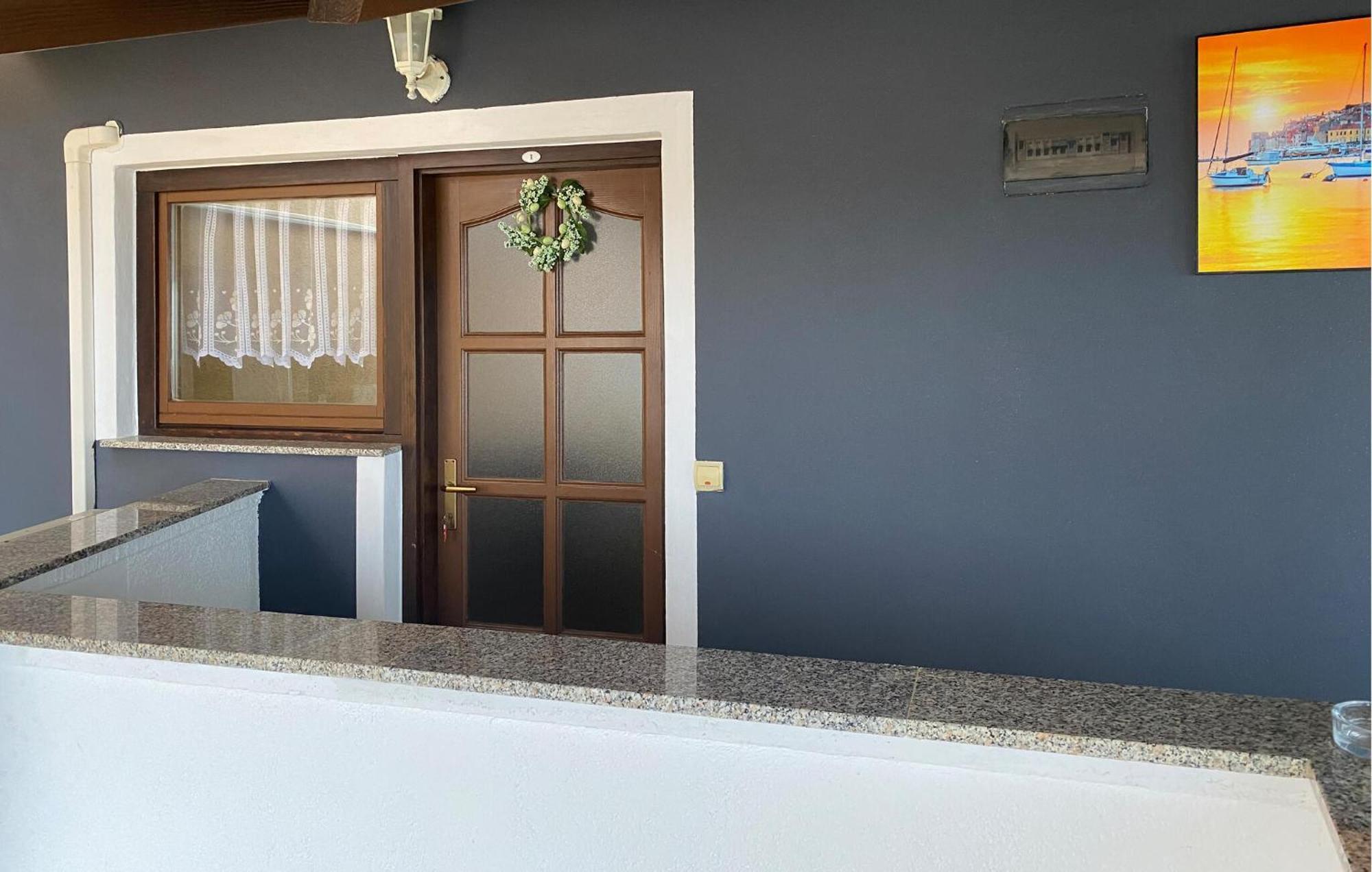 1 Bedroom Awesome Apartment In Liznjan Luaran gambar