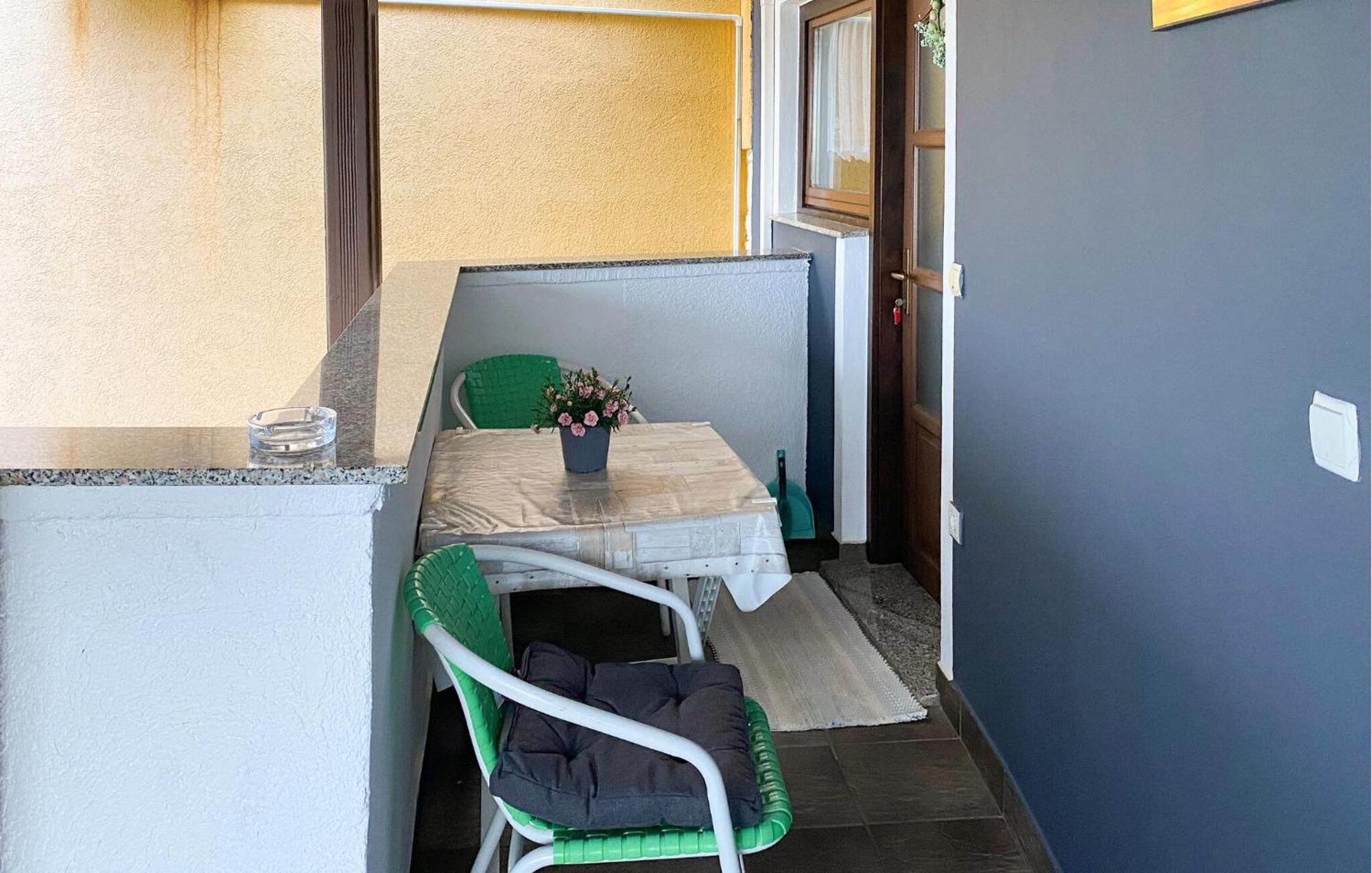 1 Bedroom Awesome Apartment In Liznjan Luaran gambar